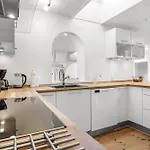 With Hot Tub And Space For 7 People Ferienhaus