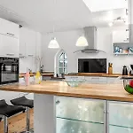 With Hot Tub And Space For 7 People Ferienhaus