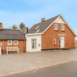With Hot Tub And Space For 7 People Thyholm