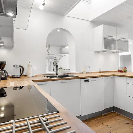 With Hot Tub And Space For 7 People Ferienhaus
