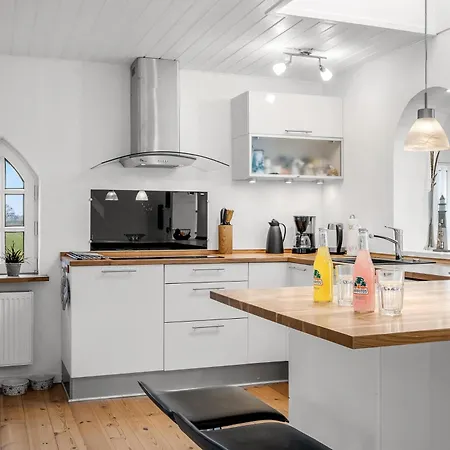 With Hot Tub And Space For 7 People Ferienhaus
