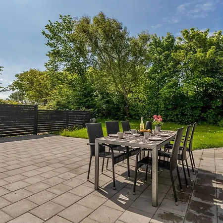 With Hot Tub And Space For 7 People *