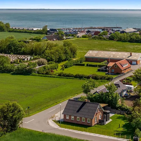 Hébergement de vacances With Hot Tub And Space For 7 People