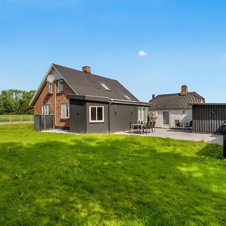 With Hot Tub And Space For 7 People Hébergement de vacances *